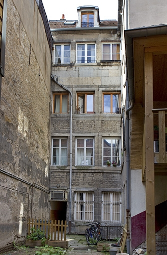 Logis principal, façade sur cour : vue d'ensemble. © Yves Sancey / Région Bourgogne-Franche-Comté, Inventaire du patrimoine - 2010