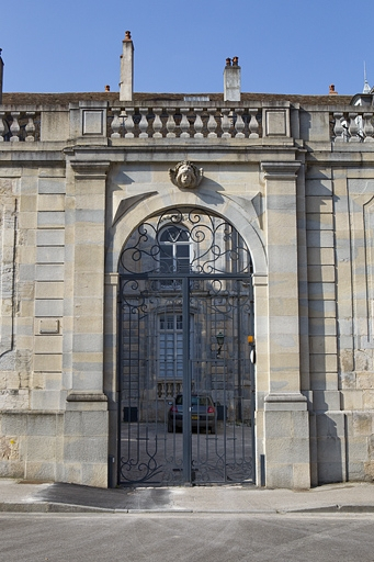 Vue d'ensemble du portail dans clôture. © Yves Sancey / Région Bourgogne-Franche-Comté, Inventaire du patrimoine - 2010
