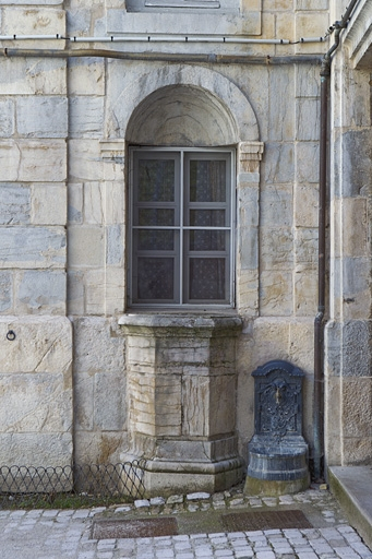 Vue d'ensemble du puits et de la borne fontaine appuyés contre le mur de clôture de la cour. © Yves Sancey / Région Bourgogne-Franche-Comté, Inventaire du patrimoine - 2010