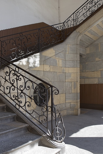 Aile droite : vue d'ensemble de l'escalier depuis le rez-de-chaussée. © Yves Sancey / Région Bourgogne-Franche-Comté, Inventaire du patrimoine - 2010
