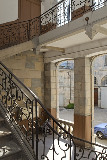 Aile droite : vue d'ensemble de l'escalier avec vue sur la cour. © Yves Sancey / Région Bourgogne-Franche-Comté, Inventaire du patrimoine - 2010