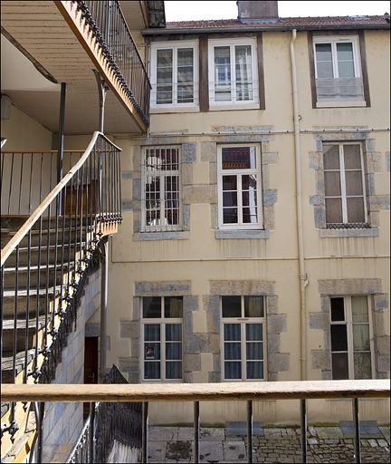 Vue d'ensemble de la façade antérieure du logis secondaire à droite de la première cour. © Yves Sancey / Région Bourgogne-Franche-Comté, Inventaire du patrimoine - 2010