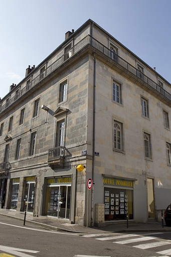Immeuble sur rue : détail de l'angle droit, de trois quarts droit. © Yves Sancey / Région Bourgogne-Franche-Comté, Inventaire du patrimoine - 2010