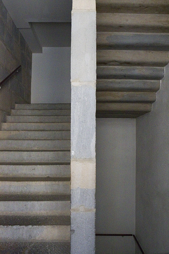 Maison entre les deux cours : détail de l'escalier rampe sur rampe, partie supérieure. © Yves Sancey / Région Bourgogne-Franche-Comté, Inventaire du patrimoine - 2010