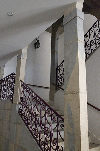 Maison entre les deux cours : détail des premières volées de l'escalier rampe sur rampe. © Yves Sancey / Région Bourgogne-Franche-Comté, Inventaire du patrimoine - 2010
