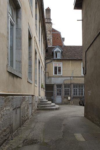 Vue de la deuxième cour depuis l'entrée. © Yves Sancey / Région Bourgogne-Franche-Comté, Inventaire du patrimoine - 2010