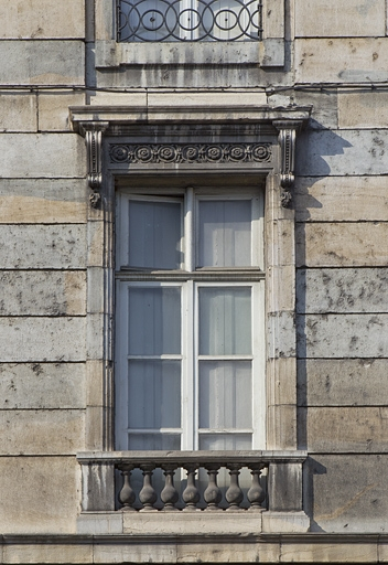 Façade antérieure : détail d'une fenêtre du premier étage. © Yves Sancey / Région Bourgogne-Franche-Comté, Inventaire du patrimoine - 2010