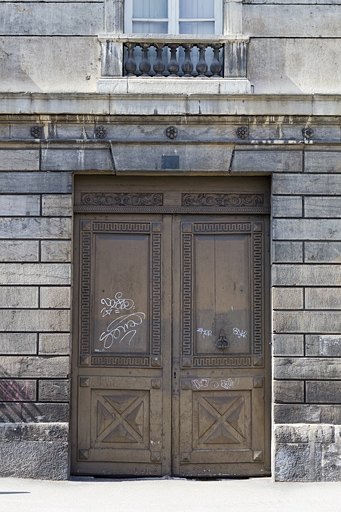 Façade antérieure : détail du portail d'entrée. © Yves Sancey / Région Bourgogne-Franche-Comté, Inventaire du patrimoine - 2010