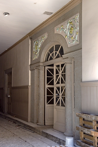 Passage cocher : détail de la porte d'entrée de l'escalier. © Yves Sancey / Région Bourgogne-Franche-Comté, Inventaire du patrimoine - 2010