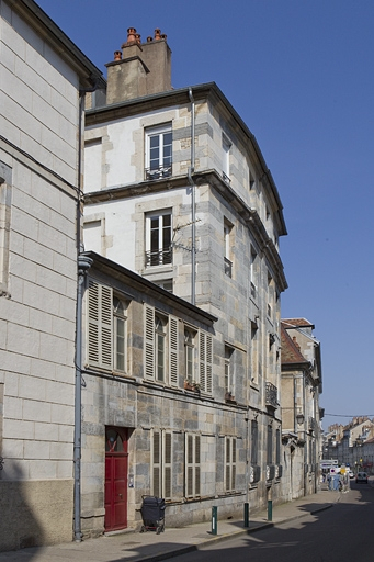 Vue d'ensemble depuis la rue, de trois quarts gauche. © Yves Sancey / Région Bourgogne-Franche-Comté, Inventaire du patrimoine - 2010