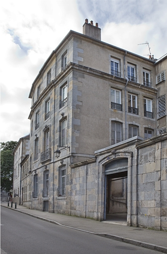 Vue d'ensemble de l'aile gauche depuis la rue, de trois quarts droit. © Yves Sancey / Région Bourgogne-Franche-Comté, Inventaire du patrimoine - 2010