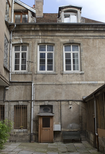 Vue d'ensemble de l'aile droite sur cour. © Yves Sancey / Région Bourgogne-Franche-Comté, Inventaire du patrimoine - 2010