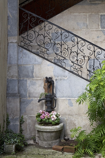 Escalier, première volée : détail de la rampe en ferronnerie et de la borne fontaine. © Yves Sancey / Région Bourgogne-Franche-Comté, Inventaire du patrimoine - 2010