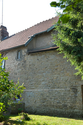 Construction élevée sur le mur d'enceinte, 7 rue du Vieux Moulin. © Jérôme Mongreville / Région Bourgogne-Franche-Comté, Inventaire du patrimoine - 2010