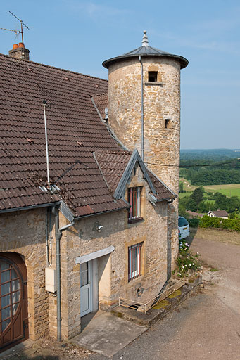 Vue de la tour hors oeuvre de la façade antérieure. © Jérôme Mongreville / Région Bourgogne-Franche-Comté, Inventaire du patrimoine - 2010