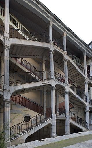 Vue d'ensemble de l'escalier à cage ouverte de trois quarts gauche. © Yves Sancey / Région Bourgogne-Franche-Comté, Inventaire du patrimoine - 2010
