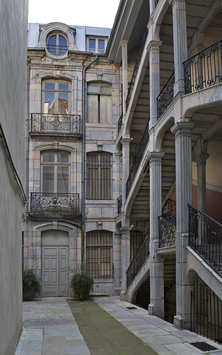 Vue d'ensemble de la façade en fond de cour, de face. © Yves Sancey / Région Bourgogne-Franche-Comté, Inventaire du patrimoine - 2010
