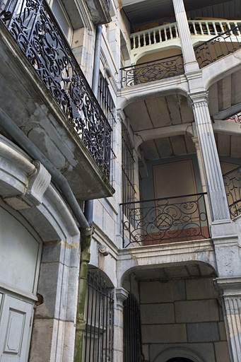 Escalier à cage ouverte : détail de la travée contre la façade du logis en fond de cour. © Yves Sancey / Région Bourgogne-Franche-Comté, Inventaire du patrimoine - 2010