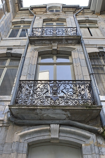 Façade antérieure en fond de cour : détail des balcon de la travée centrale. © Yves Sancey / Région Bourgogne-Franche-Comté, Inventaire du patrimoine - 2010