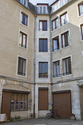 Détail d'un angle de la façade du logis principal dans la deuxième cour. © Yves Sancey / Région Bourgogne-Franche-Comté, Inventaire du patrimoine - 2010