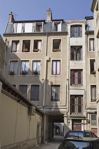 Vue d'ensemble de la façade postérieure du logis principal dans la première cour. © Yves Sancey / Région Bourgogne-Franche-Comté, Inventaire du patrimoine - 2010