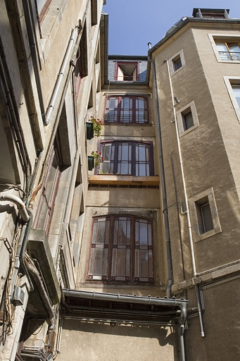 Façade postérieure du logis principal dans la première cour, travée de l'escalier. © Yves Sancey / Région Bourgogne-Franche-Comté, Inventaire du patrimoine - 2010