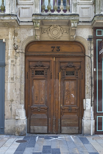 Logis principal, façade sur rue : détail des vantaux du portail d'entrée. © Yves Sancey / Région Bourgogne-Franche-Comté, Inventaire du patrimoine - 2010