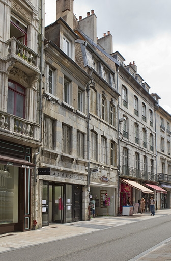 Logis principal, vue éloignée : de trois quarts gauche. © Yves Sancey / Région Bourgogne-Franche-Comté, Inventaire du patrimoine - 2010