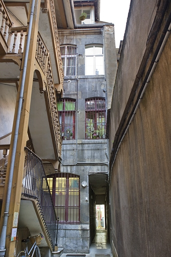Logis principal sur rue : vue de la façade postérieure. © Yves Sancey / Région Bourgogne-Franche-Comté, Inventaire du patrimoine - 2010