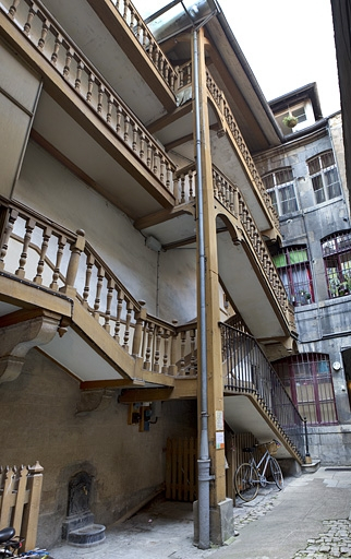 Escalier à cage ouverte de la première cour Vue d'ensemble de trois quarts gauche. © Yves Sancey / Région Bourgogne-Franche-Comté, Inventaire du patrimoine - 2010