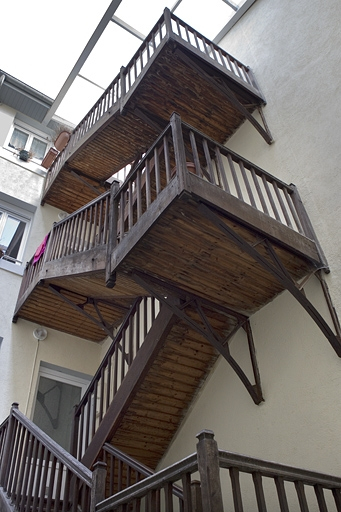 Quatrième cour : escalier extérieur du troisième logis secondaire : vue d'ensemble. © Yves Sancey / Région Bourgogne-Franche-Comté, Inventaire du patrimoine - 2010