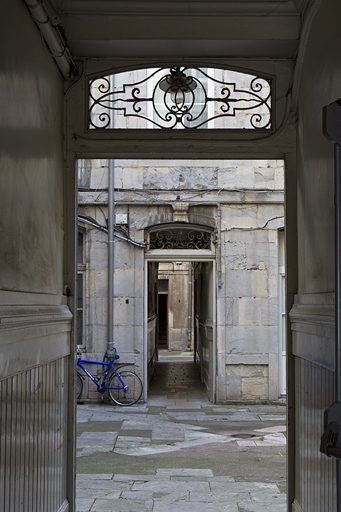 Vue du couloir traversant le premier logis secondaire depuis le couloir du logis principal. © Yves Sancey / Région Bourgogne-Franche-Comté, Inventaire du patrimoine - 2010