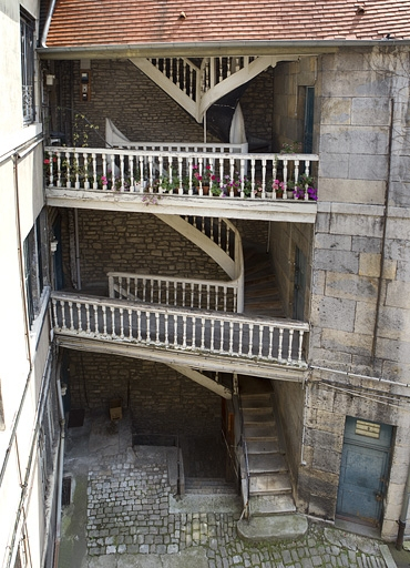 Vue d'ensemble de l'escalier à cage ouverte à gauche de la cour. © Yves Sancey / Région Bourgogne-Franche-Comté, Inventaire du patrimoine - 2010