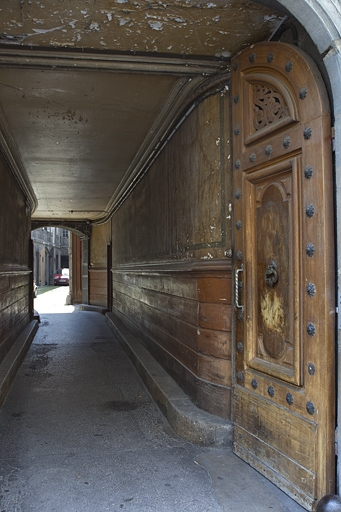 Vue d'ensemble du passage cocher depuis l'entrée. © Yves Sancey / Région Bourgogne-Franche-Comté, Inventaire du patrimoine - 2010