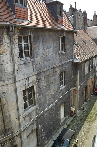 Logis secondaire à gauche de la cour, de trois quart gauche. © Yves Sancey / Région Bourgogne-Franche-Comté, Inventaire du patrimoine - 2010