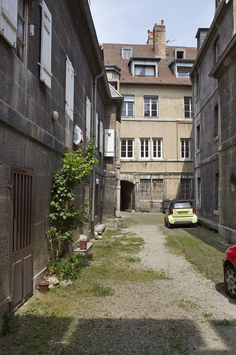 Vue d'ensemble des bâtiments depuis le fond de la cour. © Yves Sancey / Région Bourgogne-Franche-Comté, Inventaire du patrimoine - 2010