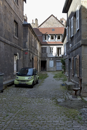 Vue d'ensemble des bâtiments depuis l'entrée de la cour. © Yves Sancey / Région Bourgogne-Franche-Comté, Inventaire du patrimoine - 2010