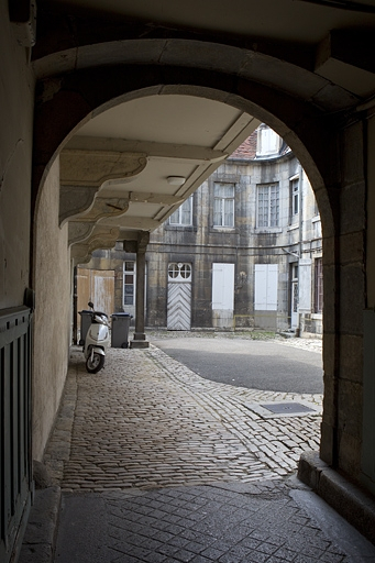 Vue d'ensemble de la cour depuis le passage cocher. © Yves Sancey / Région Bourgogne-Franche-Comté, Inventaire du patrimoine - 2010