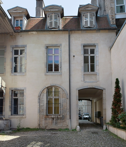 Vue d'ensemble de la façade postérieure du premier logis secondaire. © Yves Sancey / Région Bourgogne-Franche-Comté, Inventaire du patrimoine - 2010