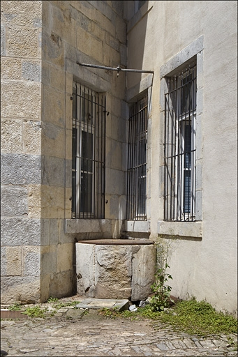 Deuxième cour : détail du puits. © Yves Sancey / Région Bourgogne-Franche-Comté, Inventaire du patrimoine - 2010