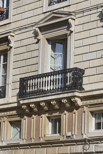 Façade latérale droite : détail du balcon. © Yves Sancey / Région Bourgogne-Franche-Comté, Inventaire du patrimoine - 2010