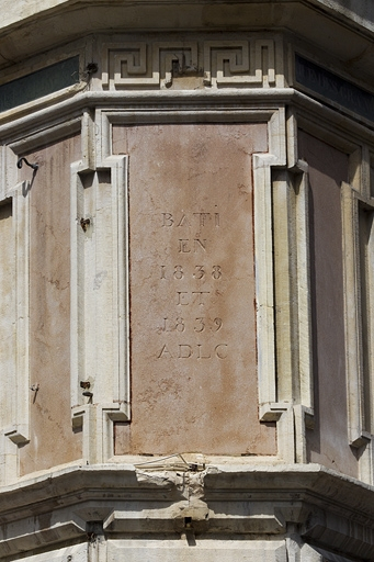 Angle du bâtiment : détail de l'inscription. © Yves Sancey / Région Bourgogne-Franche-Comté, Inventaire du patrimoine - 2010