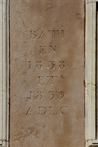 Angle du bâtiment : détail de l'inscription, vue rapprochée. © Yves Sancey / Région Bourgogne-Franche-Comté, Inventaire du patrimoine - 2010