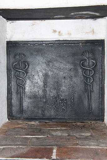 Exemple d'une plaque de cheminée moderne d'une chambre. © Jérôme Mongreville / Région Bourgogne-Franche-Comté, Inventaire du patrimoine - 2010