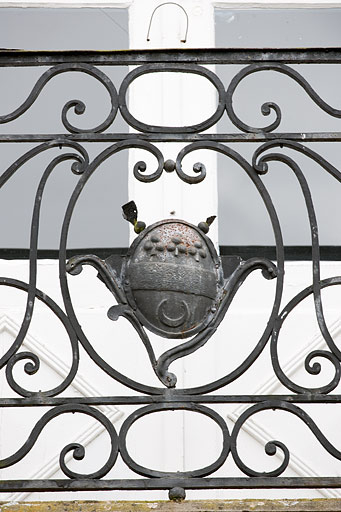 Détail du garde corps du balconnet du 1er étage, côté rue des Fossés. © Jérôme Mongreville / Région Bourgogne-Franche-Comté, Inventaire du patrimoine - 2010