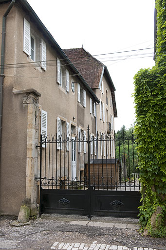 Vue générale des façades depuis le portail secondaire, rue des Fossés. © Jérôme Mongreville / Région Bourgogne-Franche-Comté, Inventaire du patrimoine - 2010