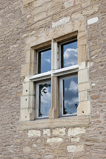 Demeure de Philibert de Molans (F), façade postérieure, détail d'une baie. © Jérôme Mongreville / Région Bourgogne-Franche-Comté, Inventaire du patrimoine - 2010