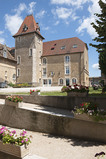 Tour d'escalier du bâtiment (C) et chapelle (D), vue depuis l'entrée. © Jérôme Mongreville / Région Bourgogne-Franche-Comté, Inventaire du patrimoine - 2010