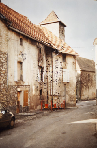 Bâtiment : vue générale depuis la rue Basse, après l'incendie (vers 2000). © Jérôme Mongreville / Région Bourgogne-Franche-Comté, Inventaire du patrimoine - 2010