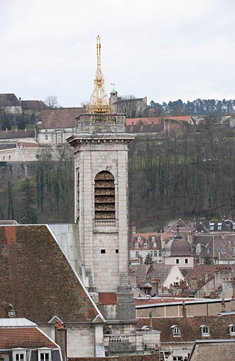 Vue du clocher de l'église Saint-Pierre et de la Citadelle depuis la grande roue installée, fin 2010, sur la place de la Révolution. © Jérôme Mongreville / Région Bourgogne-Franche-Comté, Inventaire du patrimoine - 2010